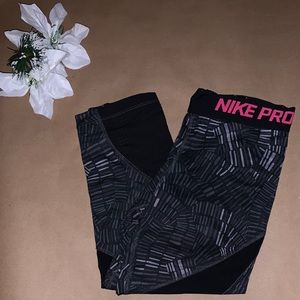 NIKE Black patterned Capri leggings